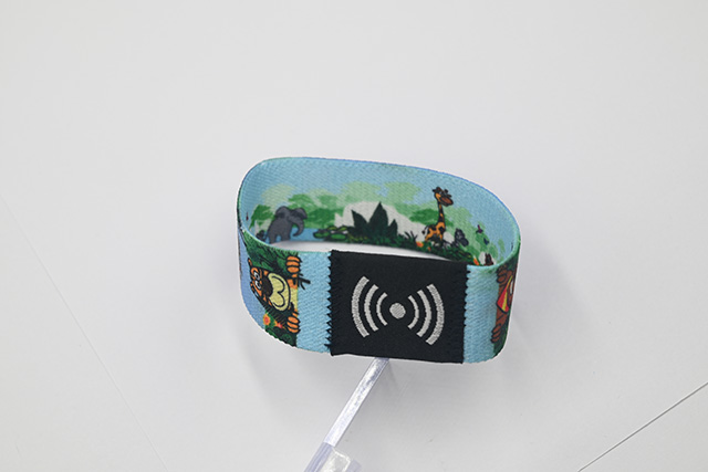 会员卡的印刷主要分为胶印和丝印，，，，每种印刷方法差别