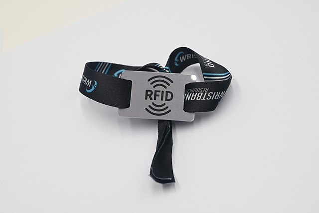 校园卡不但有统一的结构，，，，尚有个性化的定制