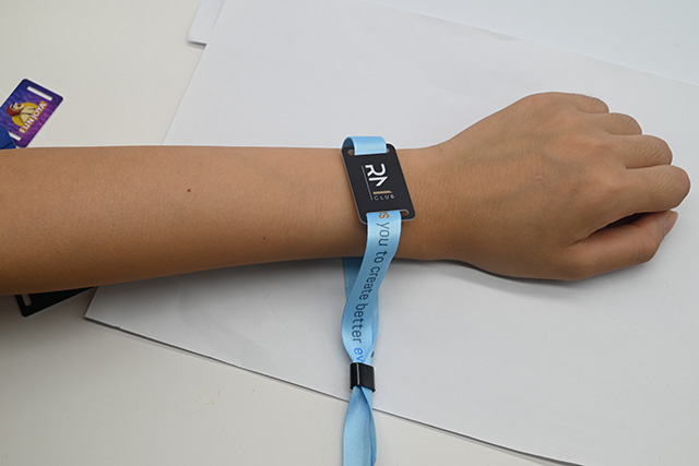 制作人像识别卡的基卡可以是一样平常PVC卡，，，也可以是磁卡