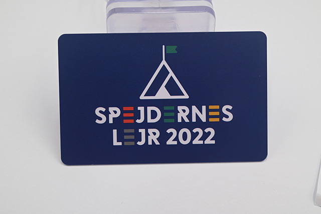 制作钥匙扣卡时的过uv工艺是什么呢？？？有了之后，，，，，有什么效果呢？？？